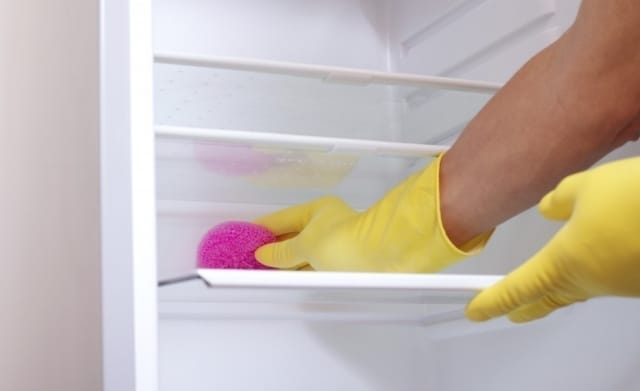 Que signifie rêver de nettoyer un réfrigérateur ?